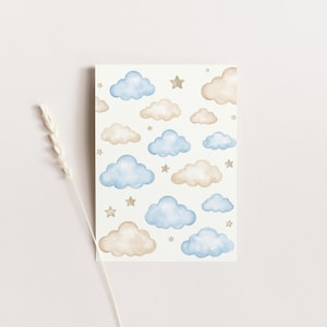 Puede incluir: Una tarjeta rectangular con un dise&ntilde;o de acuarela de nubes azules y beige y peque&ntilde;as estrellas doradas sobre un fondo blanco. La tarjeta tiene una est&eacute;tica suave y so&ntilde;adora, adecuada para papeler&iacute;a o decoraci&oacute;n de guarder&iacute;a.