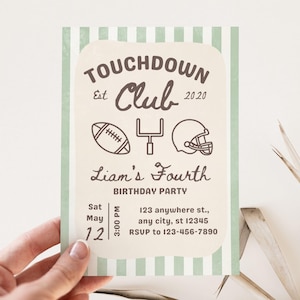Könnte beinhalten: Einladung zur Geburtstagsfeier mit Football-Motiv. Das Design zeigt eine cremefarbene Mitteltafel mit dem Text "Touchdown Club" und "Liam's Fourth Birthday Party". Die Einladung enthält Illustrationen eines Footballs, eines Torpfostens und eines Helms.