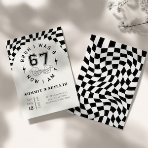 Puede incluir: Dos tarjetas blancas con texto y gr&aacute;ficos en negro. Una tarjeta tiene un patr&oacute;n de cuadros blancos y negros. La otra tarjeta dice "BRUH I WAS 6 67 NOW I AM 7" y "SUMMIT'S SEVENTH" con detalles del evento.