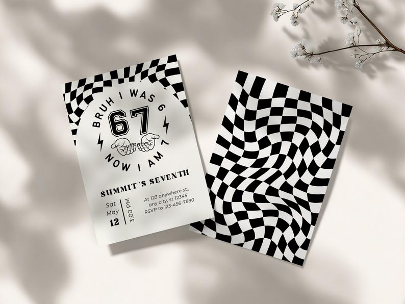 Puede incluir: Dos tarjetas blancas con texto y gr&aacute;ficos en negro. Una tarjeta tiene un patr&oacute;n de cuadros blancos y negros. La otra tarjeta dice "BRUH I WAS 6 67 NOW I AM 7" y "SUMMIT'S SEVENTH" con detalles del evento.