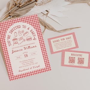 Pu&ograve; includere: Inviti per baby shower e biglietti di registrazione con un motivo a quadretti rossi e bianchi. L'invito recita "You're Invited to a Baby-Q" con il nome di Jessica Williams e i dettagli dell'evento. I biglietti di registrazione includono i codici QR di Amazon e Target.