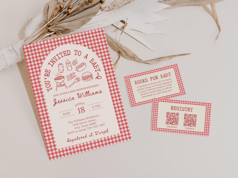 Pu&ograve; includere: Inviti per baby shower e biglietti di registrazione con un motivo a quadretti rossi e bianchi. L'invito recita "You're Invited to a Baby-Q" con il nome di Jessica Williams e i dettagli dell'evento. I biglietti di registrazione includono i codici QR di Amazon e Target.