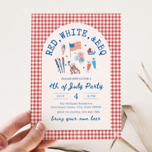 Pu&ograve; includere: Un invito per la festa del 4 luglio con un bordo a quadretti rossi e bianchi. L'invito presenta il testo "Red, White, & BBQ" e include illustrazioni di fuochi d'artificio, gelati e una bandiera americana. L'invito indica data, ora e luogo.