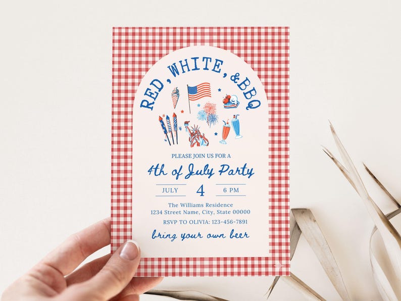 Pu&ograve; includere: Un invito per la festa del 4 luglio con un bordo a quadretti rossi e bianchi. L'invito presenta il testo "Red, White, & BBQ" e include illustrazioni di fuochi d'artificio, gelati e una bandiera americana. L'invito indica data, ora e luogo.