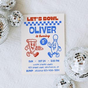 Może przedstawiać: Zaproszenie na imprezę z napisem "LET'S BOWL" i "OLIVER is turning 9". Zaproszenie zawiera ilustracje z kreskówek przedstawiające kawałek pizzy i kręglę. Data i godzina są również uwzględnione. Srebrne kule dyskotekowe są w tle.