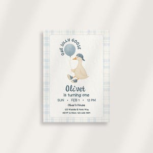 Op de afbeelding: Uitnodigingskaart met een lichtblauw en wit geruit patroon. De kaart heeft een aquarel illustratie van een gans met een pet en een ballon. De tekst luidt "One Silly Goose" en "Oliver is turning one". Bevat datum, tijd en adres.