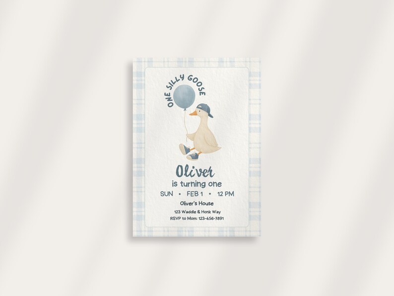 Op de afbeelding: Uitnodigingskaart met een lichtblauw en wit geruit patroon. De kaart heeft een aquarel illustratie van een gans met een pet en een ballon. De tekst luidt "One Silly Goose" en "Oliver is turning one". Bevat datum, tijd en adres.