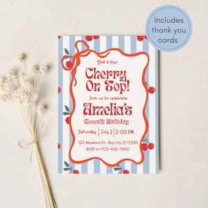 Könnte beinhalten: Eine Geburtstagseinladung mit Kirschmotiv. Die Einladung hat einen blau-weiß gestreiften Hintergrund mit roten Kirschen. Der Text lautet "She's our Cherry On Top!" und enthält den Namen "Amelia's" sowie Datum und Uhrzeit der Party.