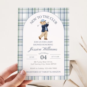 Puede incluir: Invitación a baby shower con borde a cuadros azul y verde. La invitación presenta un oso de dibujos animados vestido con ropa de golf, con el texto "New to the Club". La invitación incluye el nombre Jessica Williams, la fecha, la hora y la información RSVP.