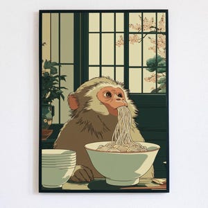 以下が含まれることがあります： ラーメンを食べる日本のマカクザルを描いた額入りのアートプリント。 猿は詳細な漫画風で描かれ、薄茶色の毛皮と集中した表情をしています。 背景には桜の咲く窓があります。