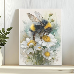 Könnte beinhalten: Aquarellmalerei einer Hummel auf weißen Gänseblümchen mit gelben Zentren. Die Biene hat schwarz-gelbe Streifen und transparente Flügel. Das Kunstwerk befindet sich auf einer Leinwand mit weichem Pastellhintergrund.