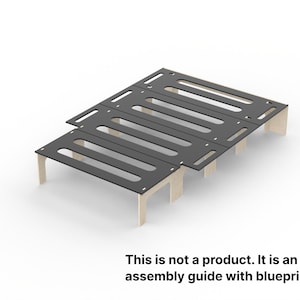 Puede incluir: Un armazón de cama de metal negro con un diseño ranurado, soportado por patas de madera de color claro. El marco se compone de varias secciones rectangulares. El texto en la parte inferior dice: "Esto no es un producto. Es una guía de montaje con planos."