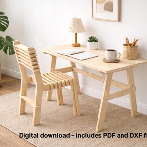 Może przedstawiać: Jasny drewniany zestaw biurka i krzesła. Biurko ma prostokątny blat z ukośnymi nogami. Obok biurka ustawiono pasujące krzesło z listwowym oparciem. Na biurku stoi lampa, kubek i roślina. Tekst "Digital download - includes PDF and DXF files" znajduje się na dole.