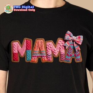 以下が含まれることがあります： カラフルなニットデザインで「MAMA」という文字がプリントされた黒いTシャツ。文字は茶色で縁取られ、ピンク、青、オレンジの模様が施されています。最後の文字にはリボンが付いています。シャツには「PNG Digital Download Only」の文字も入っています。