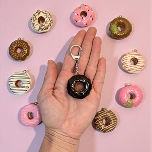 Donut Schlüsselanhänger, Donut Anhänger, Fake Food Schlüsselanhänger, Miniatur Donut, handgemachte Miniatur, Geschenk für Foodies