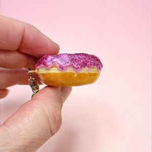 Glitzer Donut Schlüsselanhänger, bunter Donut Anhänger, Fake Food Schlüsselanhänger, handgemachte Miniatur, Geschenk für Donut Fans