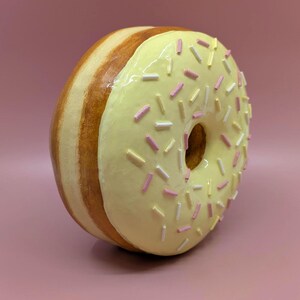 Roze Donut Decor STUDIO UITVERKOOP | Vrijstaande Voedselkunstsculptuur | Pop Art voor Keuken & Decoratie | Kleurrijke Pop Art Woondecoratie | 3D Voedselkunst