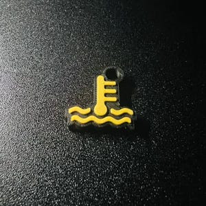 Könnte beinhalten: Gelbes Warnsymbol für die Kühlmitteltemperatur. Das Symbol zeigt ein Thermometer über wellenförmigen Linien, das die Kühlmitteltemperatur des Motors anzeigt. Auf schwarzem Hintergrund.