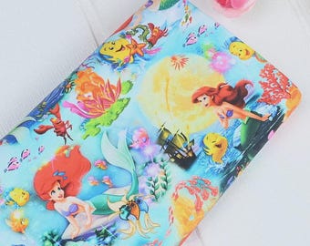 Disney Mała Syrenka Ariel Tkanina Alicja w Krainie Czarów Tkanina Sebastian i Kotwica Tkanina Dzwoneczek Tkanina Wróżka Sprzedawana na pół jarda