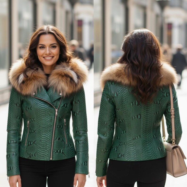 以下が含まれることがあります： 緑色の革のジャケット。ヘビ革模様と毛皮の襟が付いています。 ジャケットはジッパー開閉で、ポケットが複数あります。 画像の人物は黒いパンツとベージュのハンドバッグを着用しています。