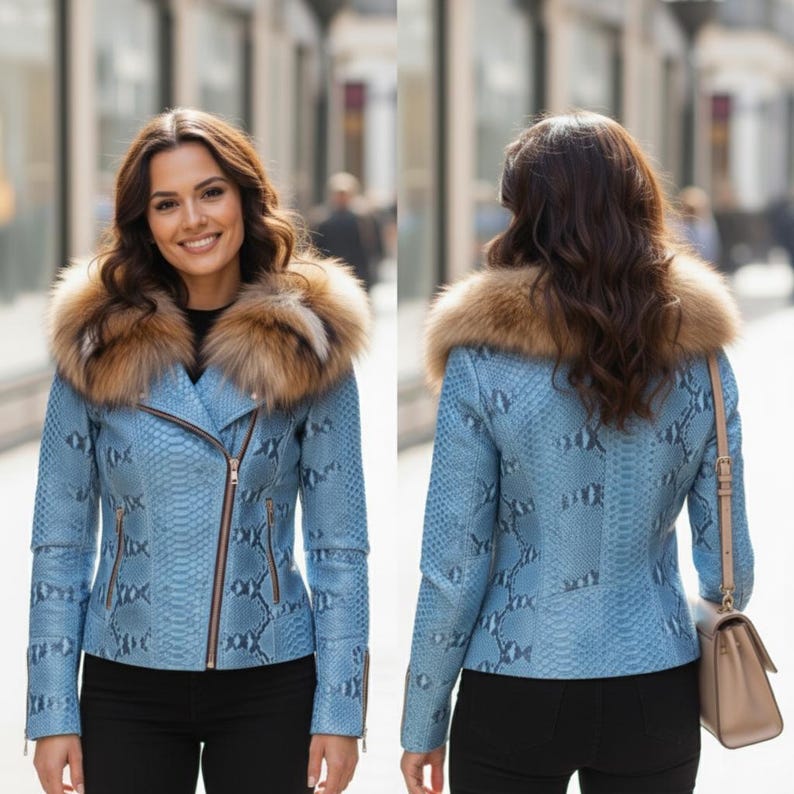 以下が含まれることがあります： ライトブルーの革のジャケット。ヘビ柄で、茶色の毛皮の襟が付いています。ジャケットはジッパー開閉で、ポケットがいくつかあります。モデルは黒いパンツとベージュのハンドバッグを着用しています。