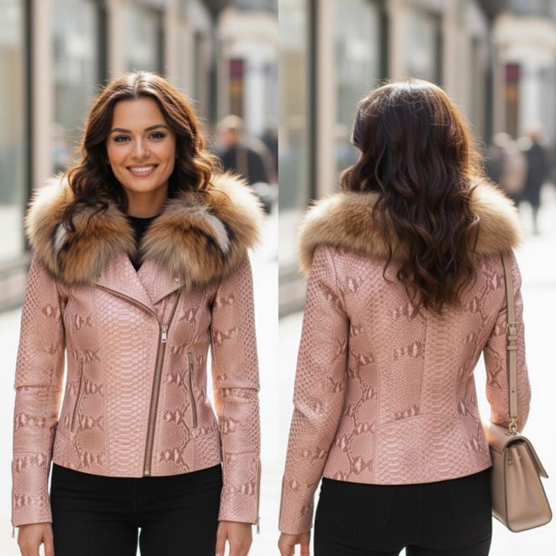 以下が含まれることがあります： ピンク色の革のジャケット。ヘビ柄で、毛皮の襟が付いています。ジャケットはジッパー開閉で、ポケットがいくつかあります。モデルは黒いパンツを着用しています。スタイリッシュなアウターウェアです。