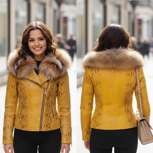 以下が含まれることがあります： 黄色の革のジャケット。ヘビ柄と毛皮の襟が特徴です。ジャケットはジッパー開閉とポケット付き。モデルは黒いパンツとベージュのハンドバッグを持っています。スタイリッシュなアウターウェアです。