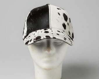 Boné de beisebol artesanal ajustável em couro bovino preto e branco com pelo.