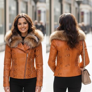 以下が含まれることがあります： ヘビ革模様と毛皮の襟が付いたタン色のレザージャケット。 ジャケットはジッパー開閉で、クラシックなバイカージャケットのデザインです。 毛皮の襟は茶色とタン色のミックスです。 ジャケットは黒いパンツと組み合わせています。