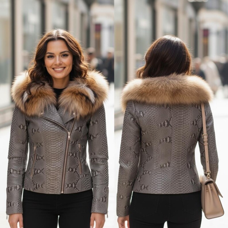 以下が含まれることがあります： ヘビ革模様のグレーのレザージャケット。茶色の毛皮の襟とジッパー開閉が特徴です。ジャケットは黒いパンツと合わせています。ベージュのハンドバッグが肩にかけられています。