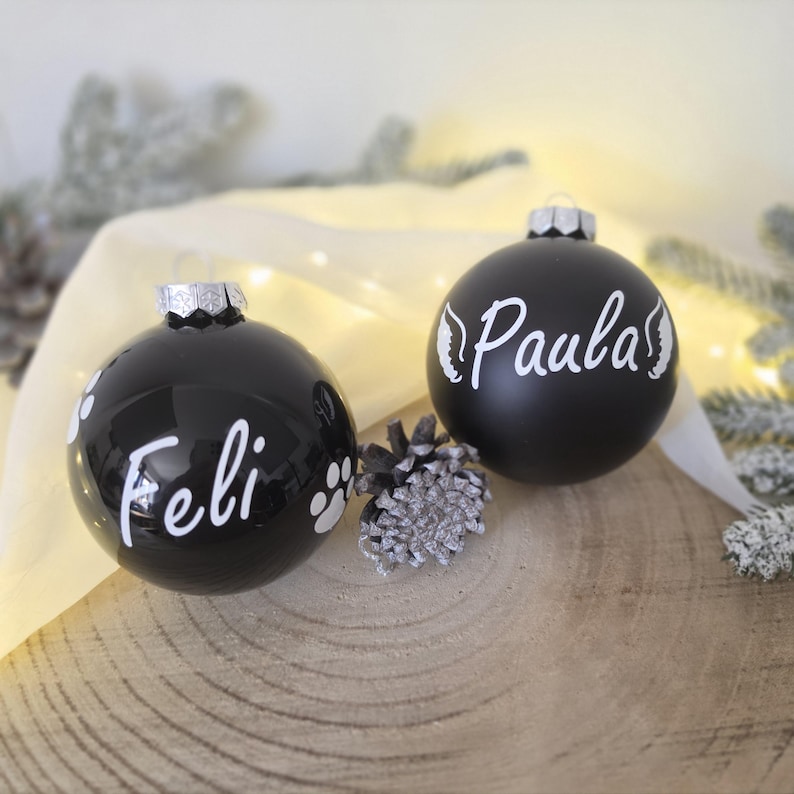 Personalisierte Weihnachtskugeln in 6 Farben in matt und glänzend
Mit Name und wahlweise Pfoten, Engelsflügel, Schneeflocken oder Rentiere

Geschenkideen Hundebesitzer, Weihnachtsbaumkugeln Personalisiert, Weihnachtskugel Personalisiert