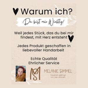 Op de afbeelding: Een beige afbeelding met Duitse tekst, waaronder "Warum ich?" en "Du bist mir Wichtig!" en andere zinnen. De afbeelding bevat ook een foto van een vrouw, een logo en de naam "MELANIE SIMMEL".
