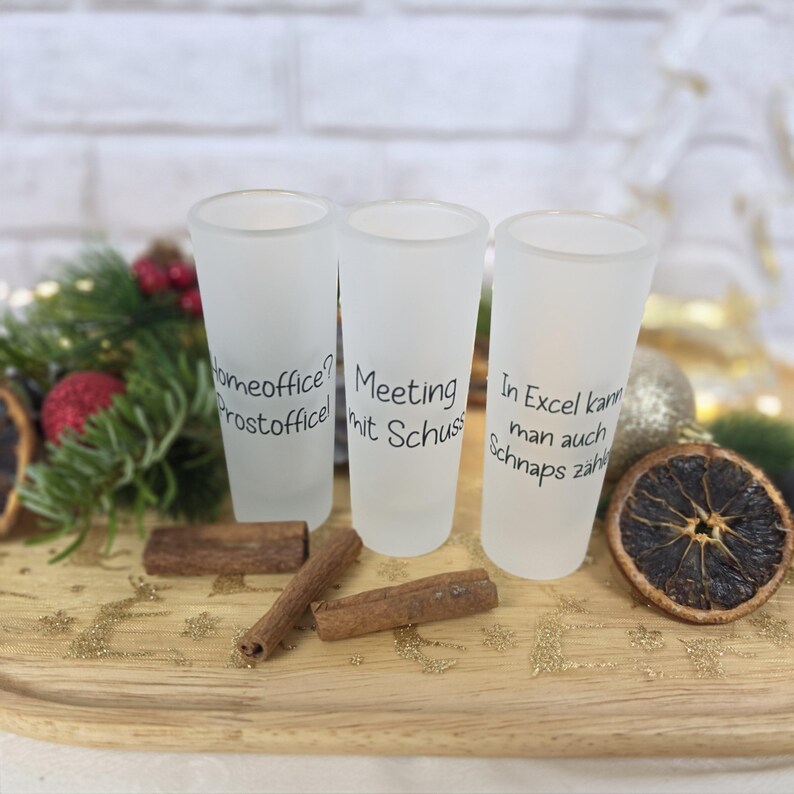 Satinierte Schnapsgläser mit 80ml
3 Designs zur Auswahl
„Homeoffice? Prostoffice!“, „Meeting mit Schuss“ oder „In Excel kann man auch Schnaps zählen“

Kleine Weihnachtsgeschenke, Shot Glas, Weihnachtsgeschenke für Papa