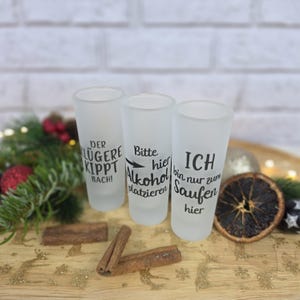 Satinierte Schnapsgläser mit 80ml
3 Designs zur Auswahl
Der Klügere kippt nach
Bitte hier Alkohol platzieren
Ich bin nur zum Saufen hier

Kleine Weihnachtsgeschenke, Weihnachtsgeschenk Freunde, Weihnachtsgeschenke für Papa