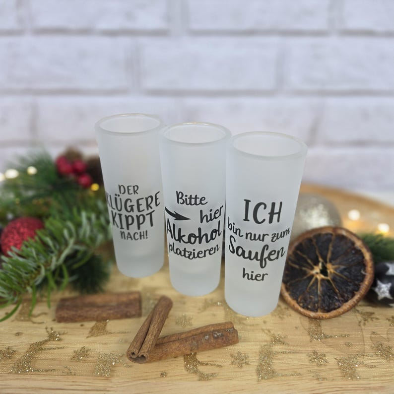 Satinierte Schnapsgläser mit 80ml
3 Designs zur Auswahl
Der Klügere kippt nach
Bitte hier Alkohol platzieren
Ich bin nur zum Saufen hier

Kleine Weihnachtsgeschenke, Weihnachtsgeschenk Freunde, Weihnachtsgeschenke für Papa