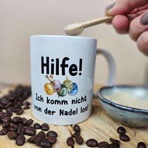 Tasse mit Motiv
Hilfe ich komm nicht von der Nadel los!
Geschenk für Kreative, Geschenk für Kreative Freundin, Kreative Geschenke für Frauen, Kreative Geschenke, Kreative Geschenkideen, Handarbeit, Geschenke bis 15 Euro, Geschenkideen bis 15 Euro, Geschenke für Strickerinnen, Stricken, Kreative Geschenke für Freundin, Tasse Bedrucken, Tasse Personalisiert