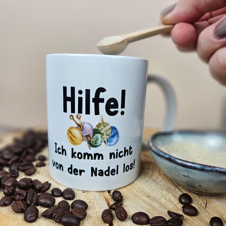 Tasse mit Motiv
Hilfe ich komm nicht von der Nadel los!
Geschenk für Kreative, Geschenk für Kreative Freundin, Kreative Geschenke für Frauen, Kreative Geschenke, Kreative Geschenkideen, Handarbeit, Geschenke bis 15 Euro, Geschenkideen bis 15 Euro, Geschenke für Strickerinnen, Stricken, Kreative Geschenke für Freundin, Tasse Bedrucken, Tasse Personalisiert