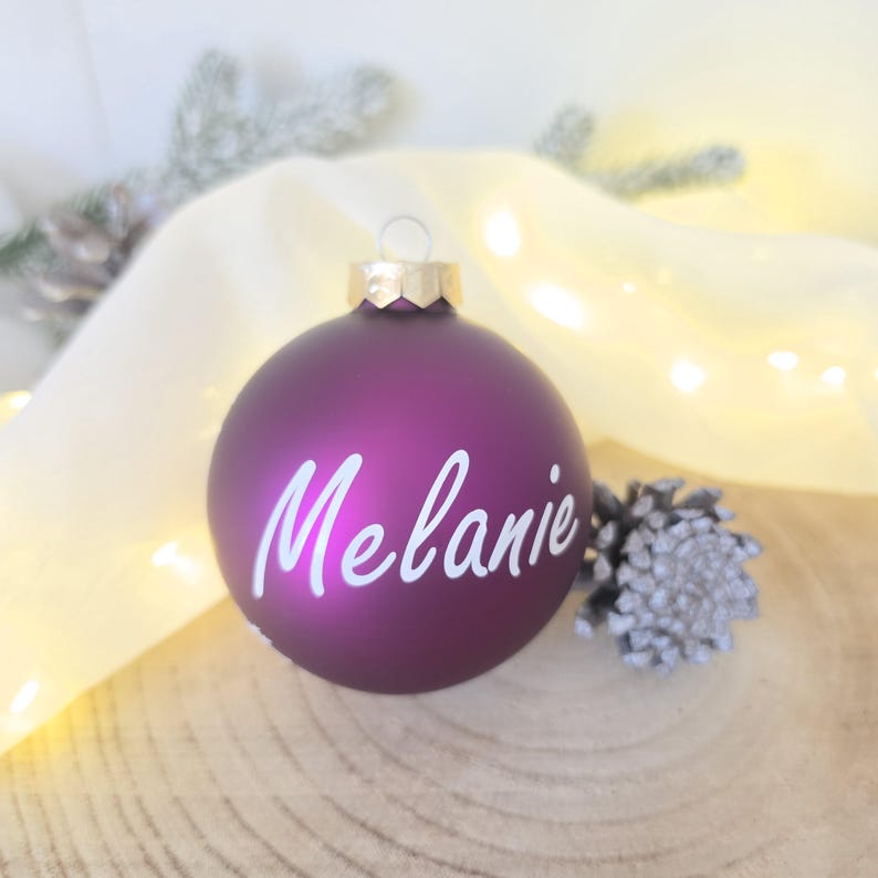 Personalisierte Weihnachtskugeln in 6 Farben in matt und glänzend
Mit Name und wahlweise Pfoten, Engelsflügel, Schneeflocken oder Rentiere

Geschenkideen Hundebesitzer, Weihnachtsbaumkugeln Personalisiert, Weihnachtskugel Personalisiert