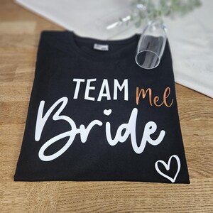 Tshirts in weiß oder schwarz mit schwarzer oder weißer Aufschrift zum JGA
Bride oder Team Bride. Personalisiert mit Namen. Farbe des Names immer in Kupfer
Ideen zum Jga Frauen, Jga T-shirts, Team Bride Shirts