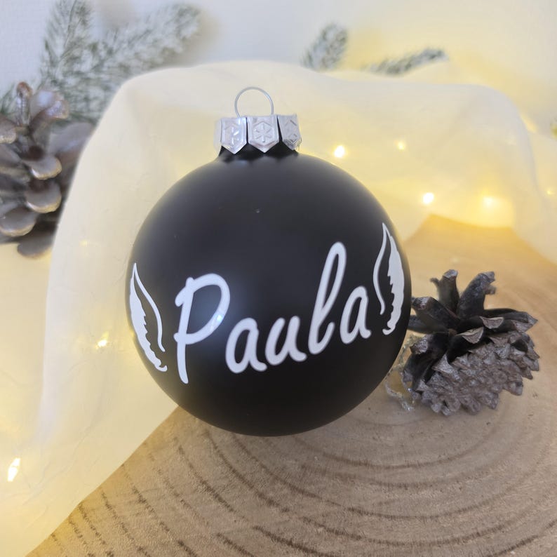 Personalisierte Weihnachtskugeln in 6 Farben in matt und glänzend
Mit Name und wahlweise Pfoten, Engelsflügel, Schneeflocken oder Rentiere

Geschenkideen Hundebesitzer, Weihnachtsbaumkugeln Personalisiert, Weihnachtskugel Personalisiert