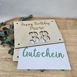 Geschenkkarte für Geld oder Gutscheine
Größe ca. 14x9,5 cm aus 3mm Birkensperrholz
Personalisiert mit Namen und das Alter des Geburtstagskindes als Zahl
Geldgeschenk Geburtstag 18, Geldgeschenk Geburtstag 50, Gutschein zum Geburtstag