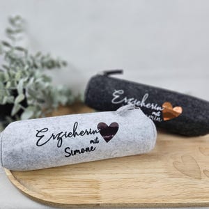 Stiftemäppchen aus Filz in Dunkelgrau mit weißer Aufschrift oder Hellgrau in schwarzer Aufschrift
Aufschrift wählbar Erzieherin oder Lehrerin mit Herz (Herzform-kein Text) und Namen
Geschenk Erzieherin Abschied, Geschenk für Erzieherin, Geschenk Lehrerin Abschied