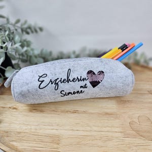Stiftemäppchen aus Filz in Dunkelgrau mit weißer Aufschrift oder Hellgrau in schwarzer Aufschrift
Aufschrift wählbar Erzieherin oder Lehrerin mit Herz (Herzform-kein Text) und Namen
Geschenk Erzieherin Abschied, Geschenk für Erzieherin, Geschenk Lehrerin Abschied
