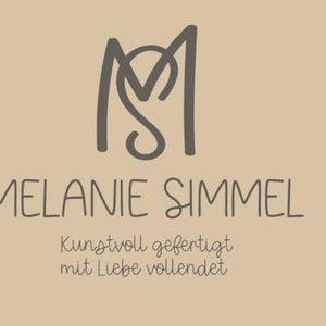 以下が含まれることがあります： 手書き風フォントで「MELANIE SIMMEL」と書かれたロゴ。上部には絡み合った「MS」のモノグラム。名前の下には「Kunstvoll gefertigt mit Liebe vollendet」の文字。すべてベージュ色の背景に配置された、シンプルでエレガントなデザイン。