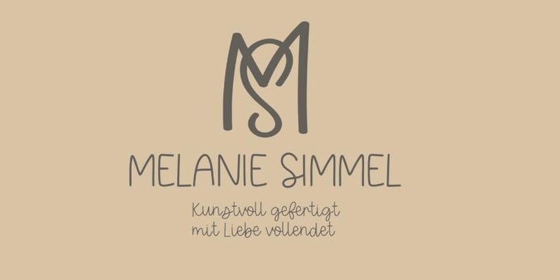 以下が含まれることがあります： 手書き風フォントで「MELANIE SIMMEL」と書かれたロゴ。上部には絡み合った「MS」のモノグラム。名前の下には「Kunstvoll gefertigt mit Liebe vollendet」の文字。すべてベージュ色の背景に配置された、シンプルでエレガントなデザイン。
