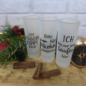 Satinierte Schnapsgläser mit 80ml
3 Designs zur Auswahl
Der Klügere kippt nach
Bitte hier Alkohol platzieren
Ich bin nur zum Saufen hier

Kleine Weihnachtsgeschenke, Weihnachtsgeschenk Freunde, Weihnachtsgeschenke für Papa