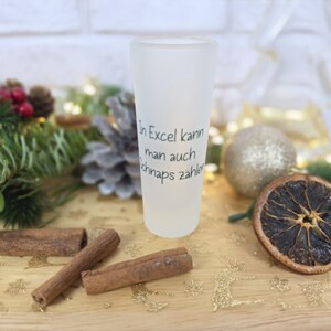 Satinierte Schnapsgläser mit 80ml
3 Designs zur Auswahl
„Homeoffice? Prostoffice!“, „Meeting mit Schuss“ oder „In Excel kann man auch Schnaps zählen“

Kleine Weihnachtsgeschenke, Shot Glas, Weihnachtsgeschenke für Papa