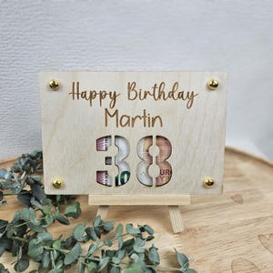 Geschenkkarte für Geld oder Gutscheine
Größe ca. 14x9,5 cm aus 3mm Birkensperrholz
Personalisiert mit Namen und das Alter des Geburtstagskindes als Zahl
Geldgeschenk Geburtstag 18, Geldgeschenk Geburtstag 50, Gutschein zum Geburtstag