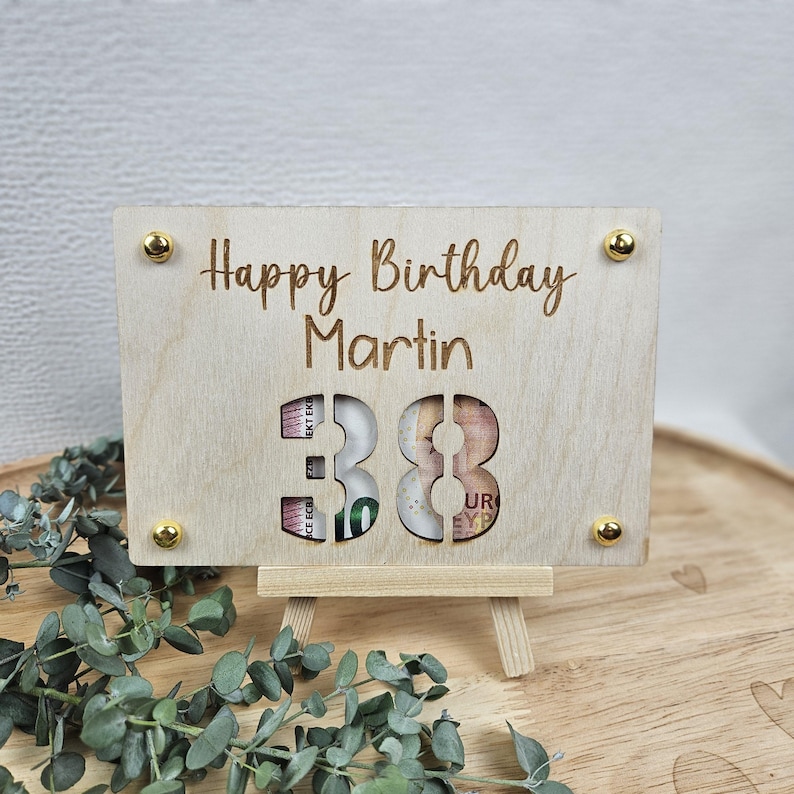 Geschenkkarte für Geld oder Gutscheine
Größe ca. 14x9,5 cm aus 3mm Birkensperrholz
Personalisiert mit Namen und das Alter des Geburtstagskindes als Zahl
Geldgeschenk Geburtstag 18, Geldgeschenk Geburtstag 50, Gutschein zum Geburtstag