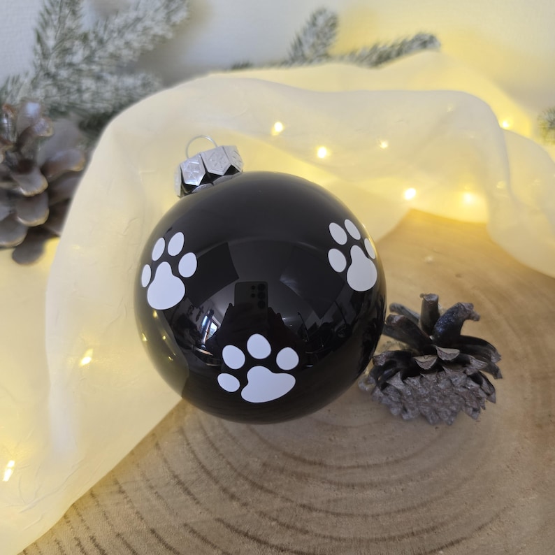 Personalisierte Weihnachtskugeln in 6 Farben in matt und glänzend
Mit Name und wahlweise Pfoten, Engelsflügel, Schneeflocken oder Rentiere

Geschenkideen Hundebesitzer, Weihnachtsbaumkugeln Personalisiert, Weihnachtskugel Personalisiert